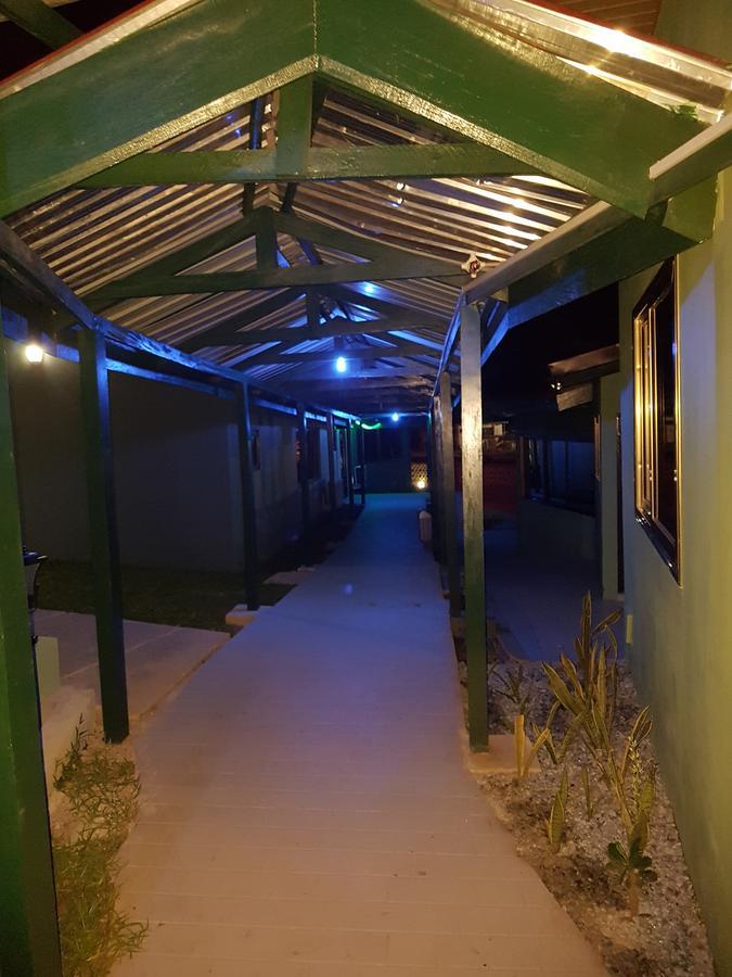 Mama Lee'S Lodge Yamoransa エクステリア 写真